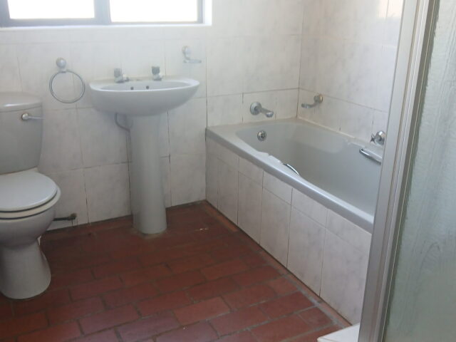 3-bedroom house with a separate flat, Port Edward, Port Edward